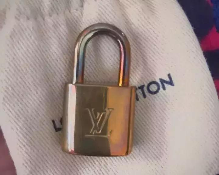 专柜买的包包是真的吗,我在实体店买的不知道是不是正品