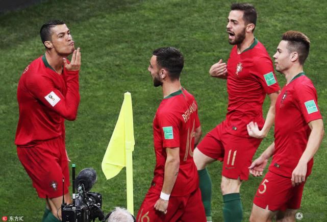 世界杯梅西被撞倒教练,世界杯梅西被铲倒