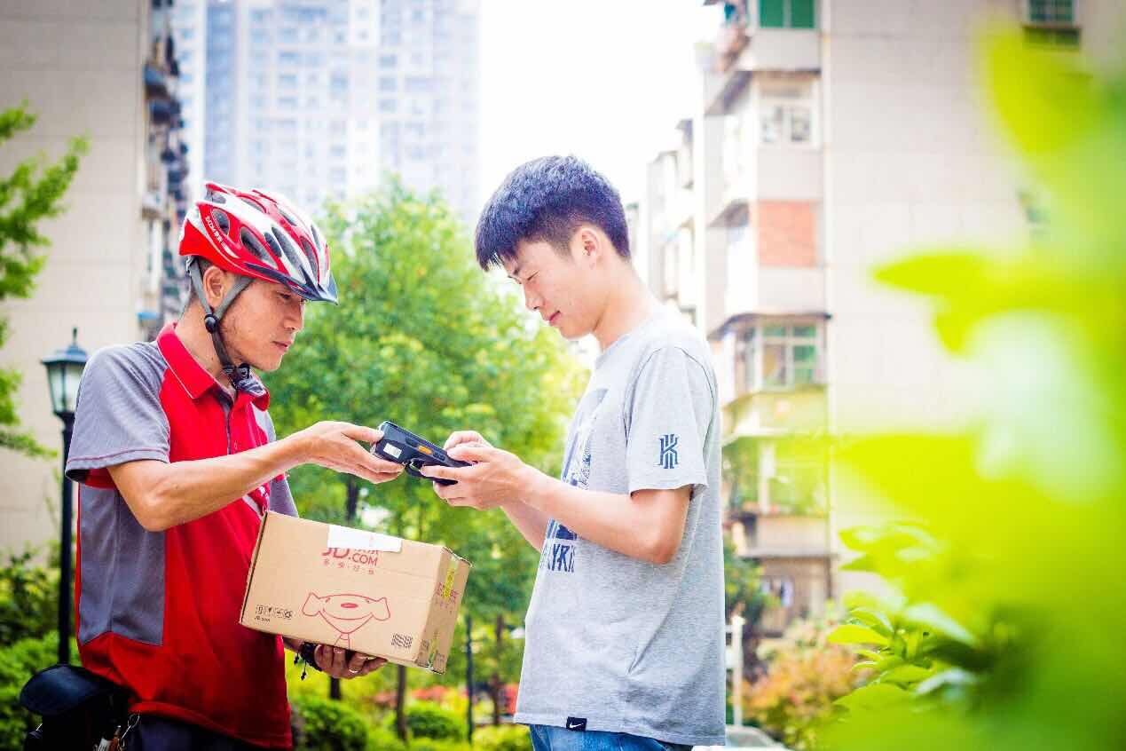 武汉快递小哥送货视频,快递小哥的发货技巧