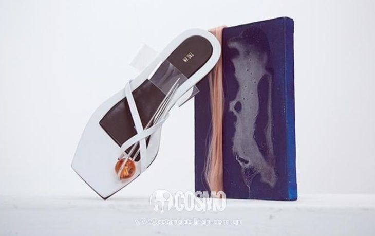 刘雯穿的小黑鞋运动鞋,刘雯复古高级鞋