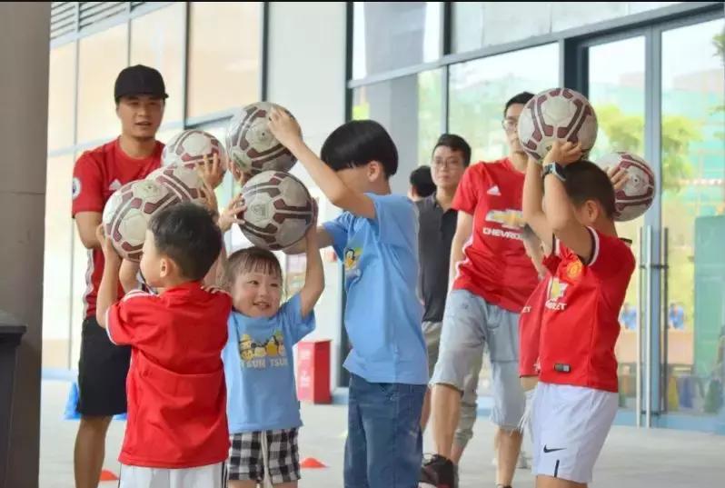 刚刚过去的父亲节，我和孩子在这里踢了一场世界杯