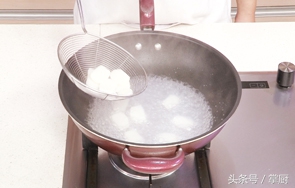 如何制作炒年糕简单又好吃,新疆大厨教你做饭店炒年糕