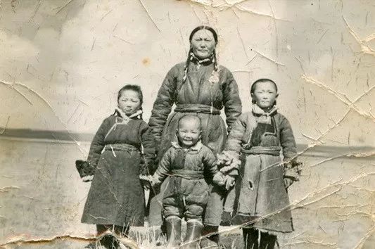 为什么少数民族的服饰都很好看,为什么少数民族衣服花里胡哨