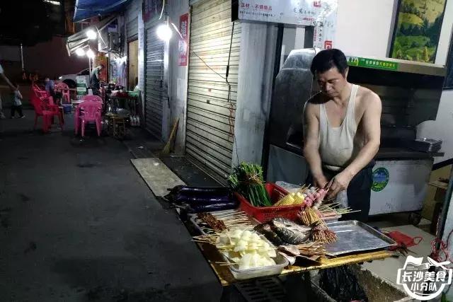 不管有没有世界杯，这家几平方的无名烧烤摊，牛肉串都要预定！