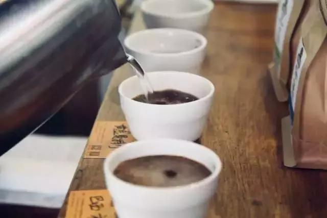 玻璃杯和陶瓷杯哪个更适合喝茶,喝咖啡用陶瓷杯还是玻璃杯