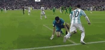 踢球注意脚不要受伤,踢球前热身多久合适