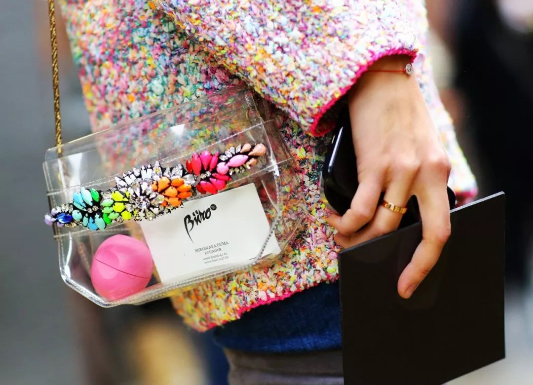 下雨天适合背什么牌子的奢侈品包,下雨天能背的lv包