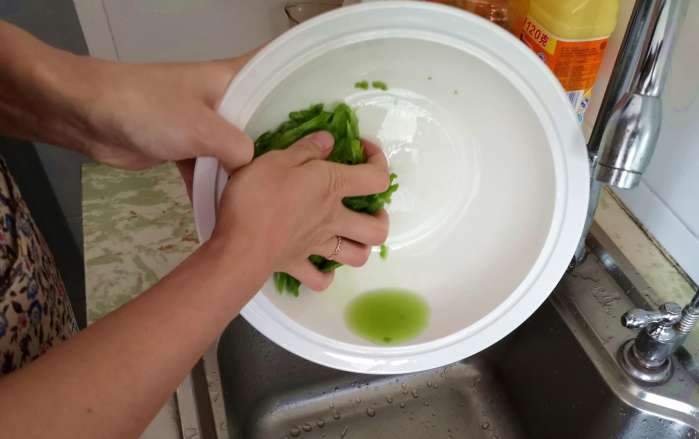 家庭凉拌苦瓜正确最好吃的做法,家常菜凉拌苦瓜的做法大全