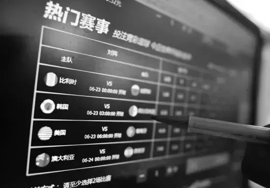 天台上的，你们暴露了！警方请你们下来聊聊！