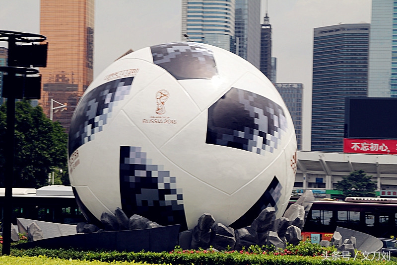 放在广州天環门口的超级大足球有秘笈，可你未必知道