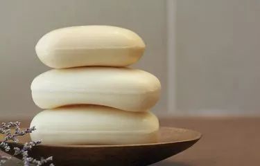 小时候被蚊子咬妈妈用土方法止痒,在野外被蚊子咬了可以用唾液止痒