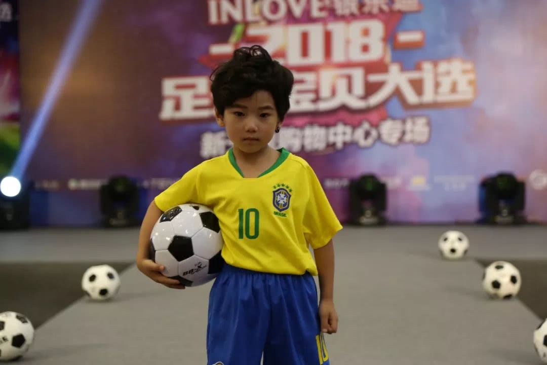 银乐迪新天地店,为世界杯加油足球小宝贝