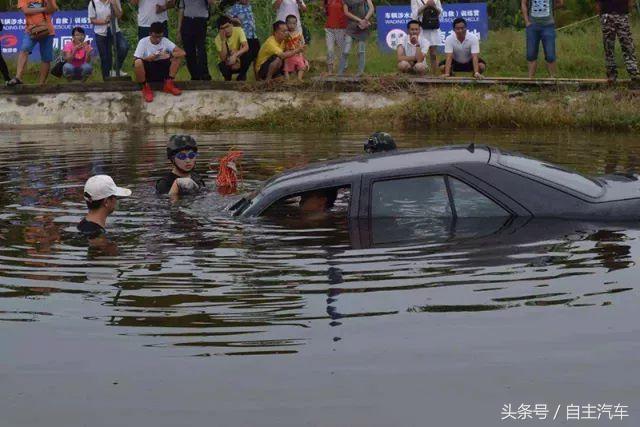 汽车掉进水里怎么逃生,车子掉进水里最佳自救