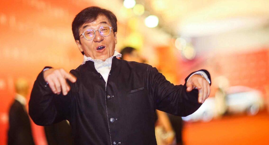 成龙演唱的5首歌曲,最后一首是大爱无疆的爱*歌国**曲