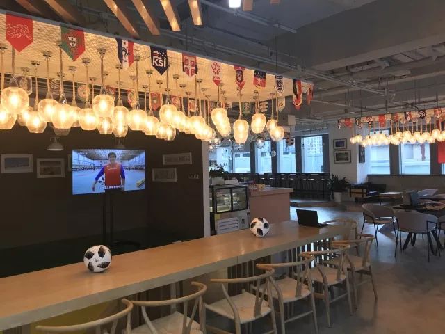 在公司露台看球！室内还是室外？pick一下