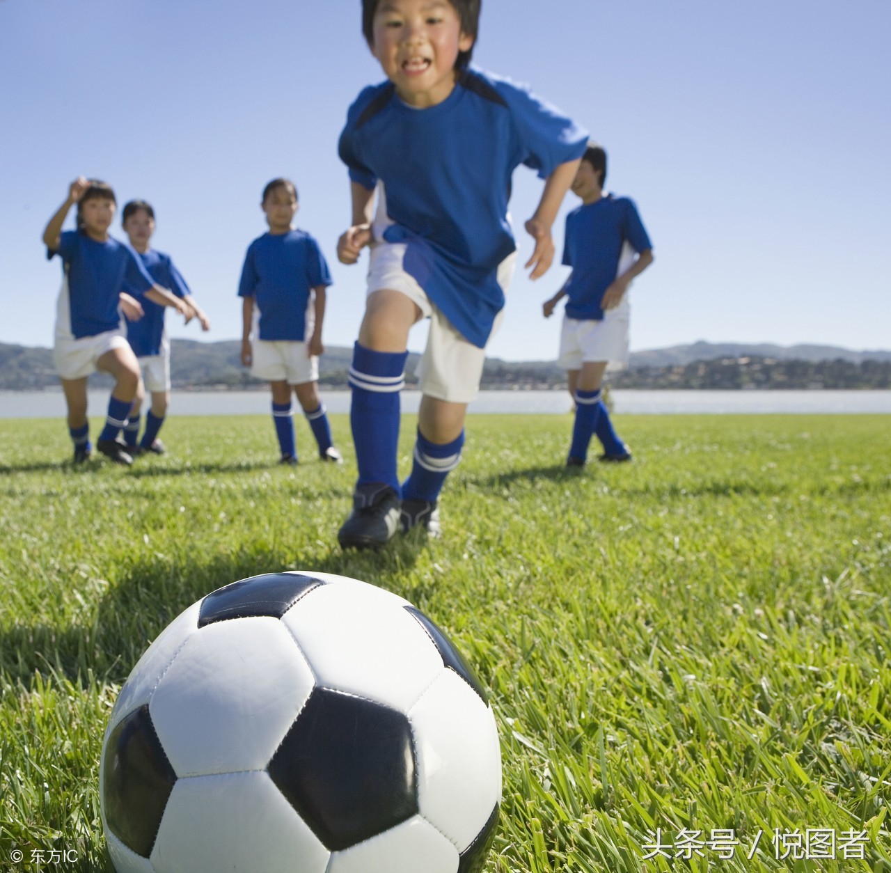 足球学院：了解足球知识学会团队合作用勇气和信心迎接成长挑战