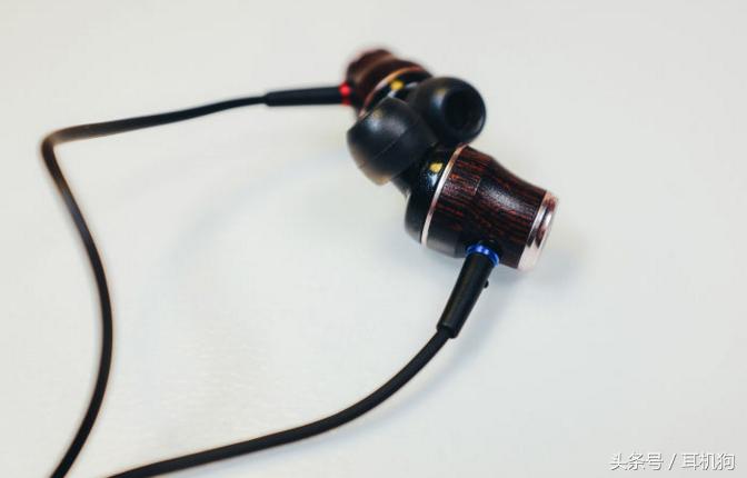 2000左右的入耳式耳机推荐,2000左右的入耳式耳机音质排行榜