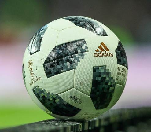 足球是越圆越光滑就越好踢吗,足球越圆越光滑越好踢吗