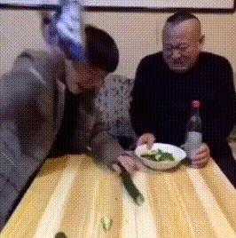 狗gif爆笑动图,搞笑gif图别忘了你是一只狗啊