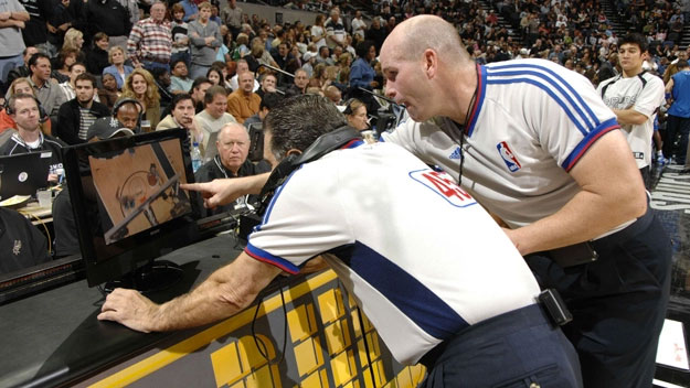 世界杯足球裁判精彩瞬间,世界杯裁判判点球霸气瞬间