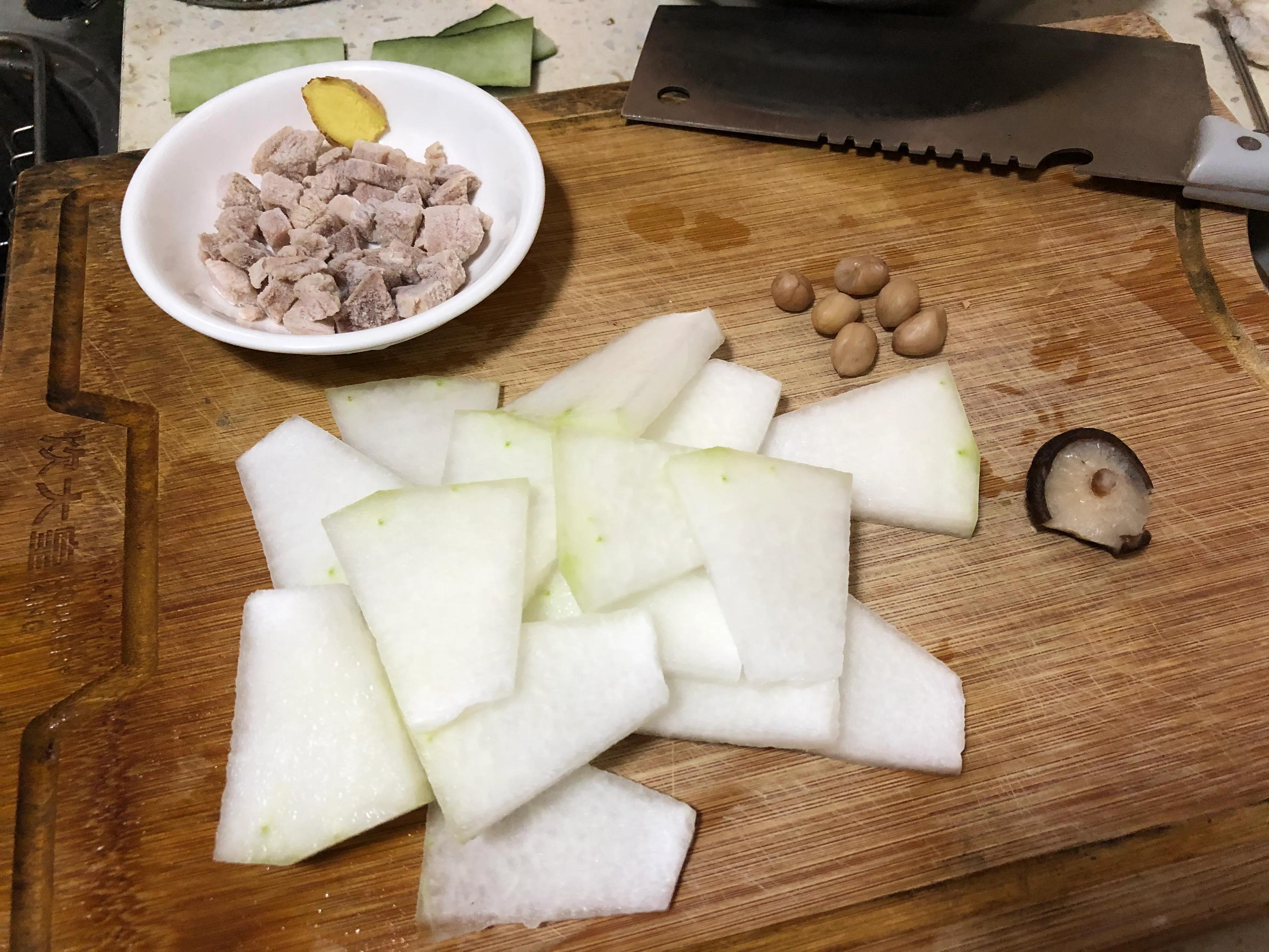 琳子阿姨家的日常菜谱五，夏日花样菜汤芦笋瘦肉汤，蔬菜中的海鲜