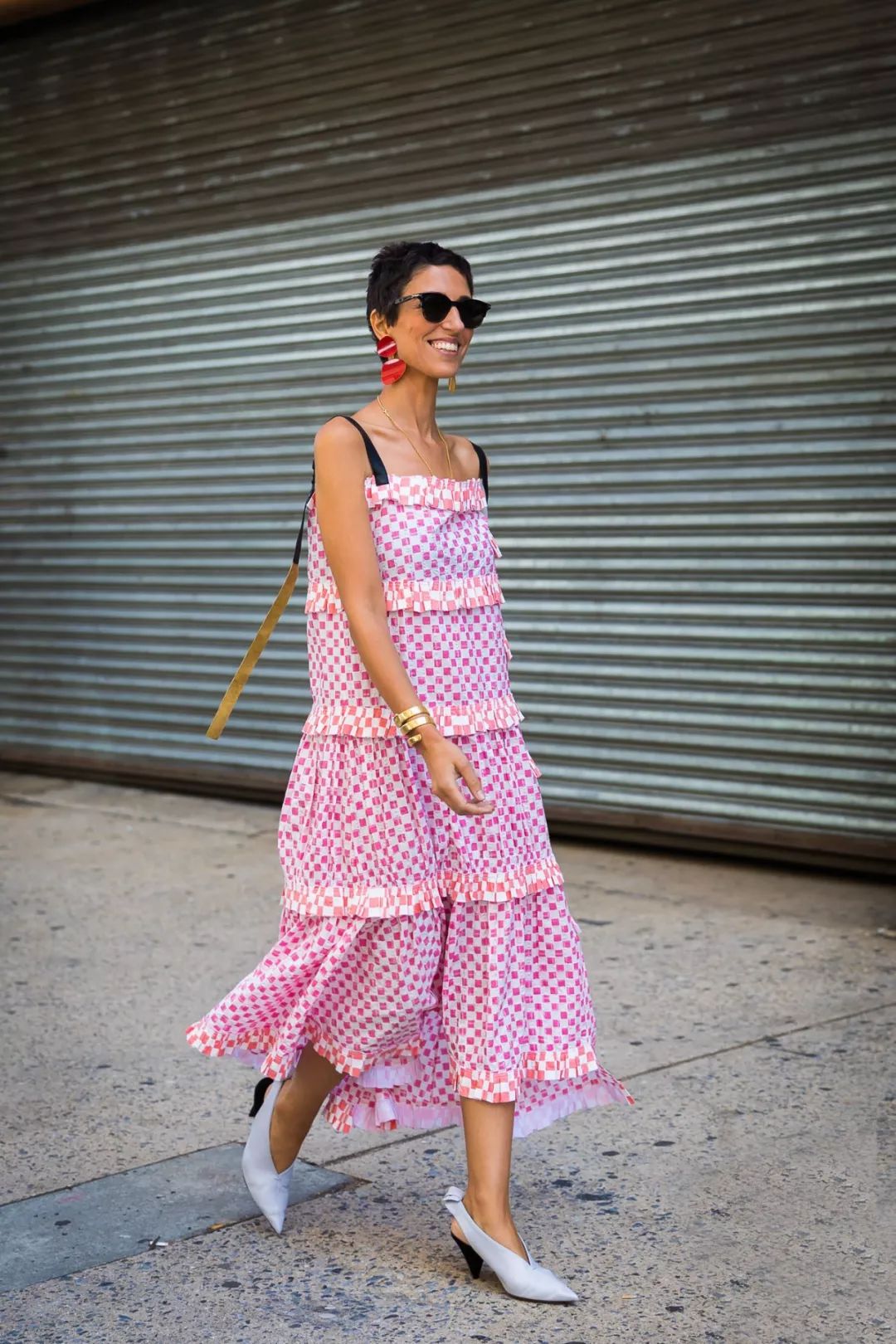 清凉吊带裙穿搭,夏季时尚高级感优雅吊带裙