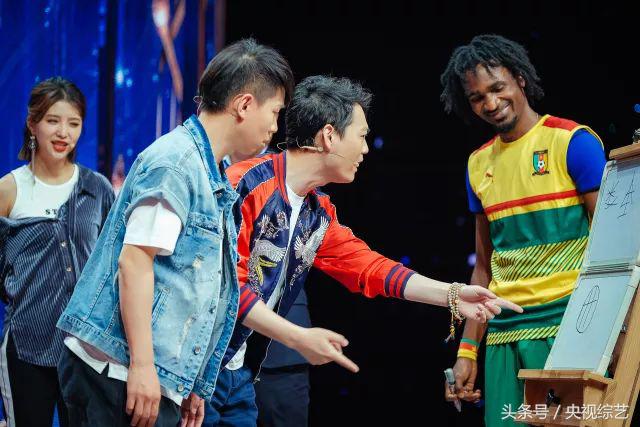 前喀麦隆国青队队员展示花式足球脚法,黄金舞台秒变绿荫场!