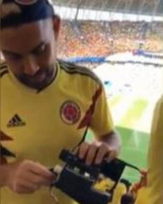 日本击败哥伦比亚球迷反应,哥伦比亚男球迷教日本女球迷