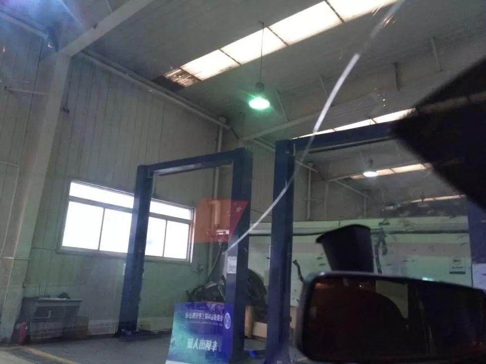 前挡风玻璃裂了30厘米怎么修复,雨刮器把挡风玻璃刮坏了怎样修复