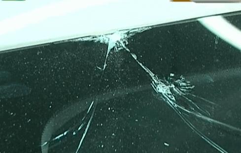 挡风玻璃坏了一个缝怎么修复,后挡风玻璃坏了修复多少钱