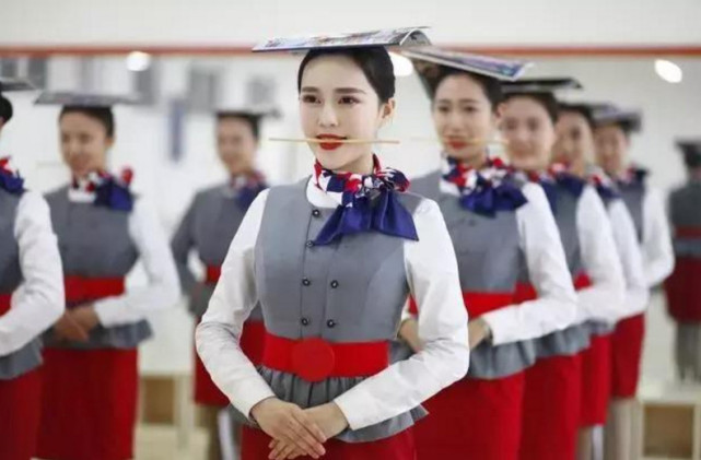 空姐每次起飞箱子里装的是什么,空姐为什么行李箱里装着什么