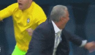 57岁！世界杯第一位在比赛中拉伤的主教练，队医：职业生涯第一次