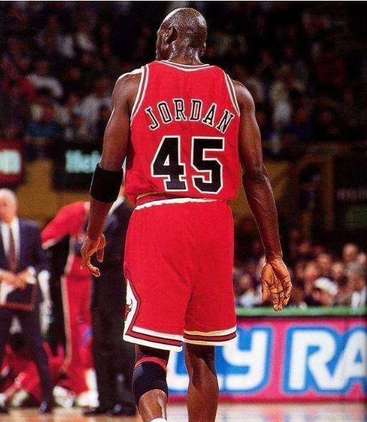 哪些球星换过球衣,换过球衣号码的十大巨星