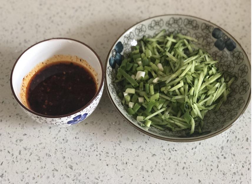 一碗面粉六碗清水教你自制凉粉,一碗面粉五碗清水教你自制凉粉