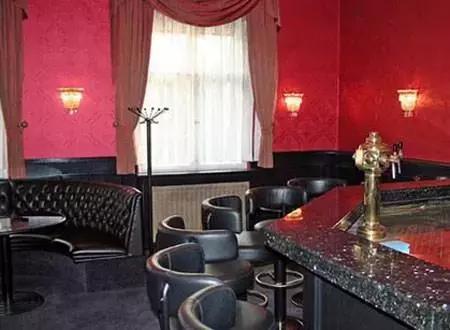 梅西到底有多少钱买了多少套房,梅西一个月工资多少钱