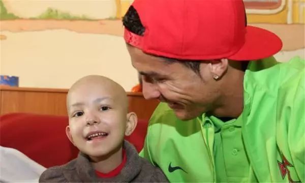 c罗为武汉捐10w欧元,c罗为中国献血