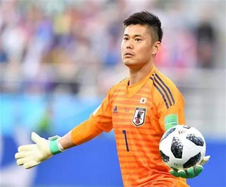 队长袖标戴在右臂的含义,队长袖标戴手臂上