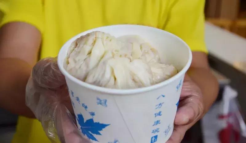 武汉美食必吃推荐粮道街饼夹烧卖,武汉一元路怪味烧饼几点开门