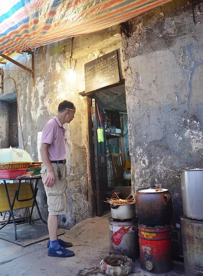 武汉美食必吃推荐粮道街饼夹烧卖,武汉一元路怪味烧饼几点开门