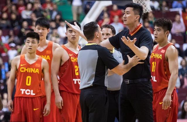 中国男篮打杜峰,贝尔赵继伟冲突杜峰肘击胡明轩