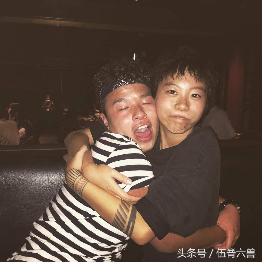 坐经济舱一看旁边是“天后女儿”，随手带10块钱水杯成亮点！