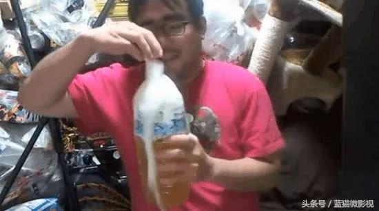 用辣椒酱泡澡24小时,国外小哥用13桶辣椒酱泡澡