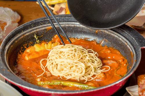 适合小情侣去的餐吧,一家很有情调和气氛的露天餐吧