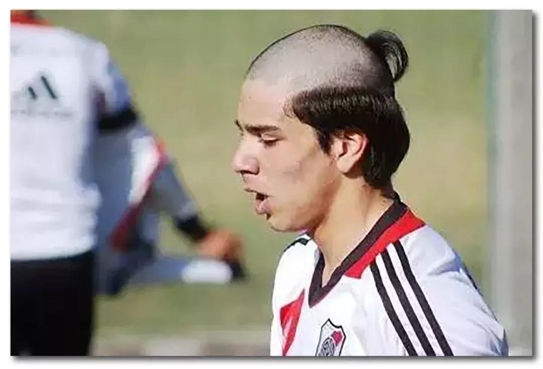 足球运动员的心理训练,足球运动员发型烫发