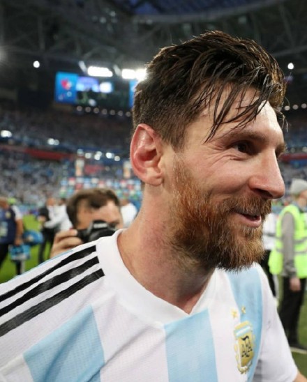 阿根廷夺冠梅西致敬马拉多纳,阿根廷夺冠马拉多纳和梅西画像