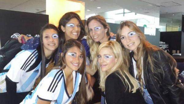 梅西妻子领衔阿根廷最美太太团观看生死战，阿根廷上演胜利大逃亡