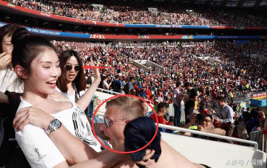 徐冬冬低胸装观赛遭球迷生扑，并委屈合影，谁注意到了球迷的表情