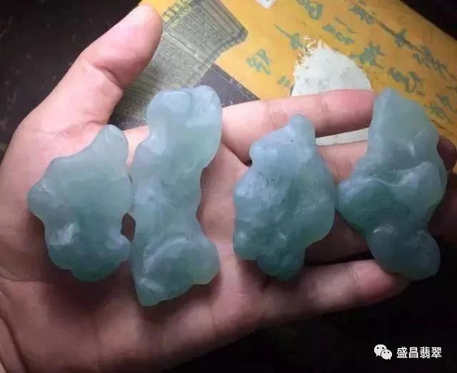 栩栩如生的翡翠原石居然被当做花盆底座