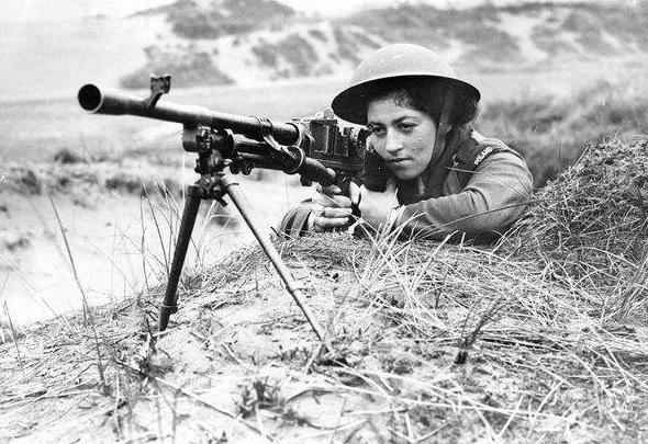 为什么日本女兵都会背一个包包,日本女兵背着包