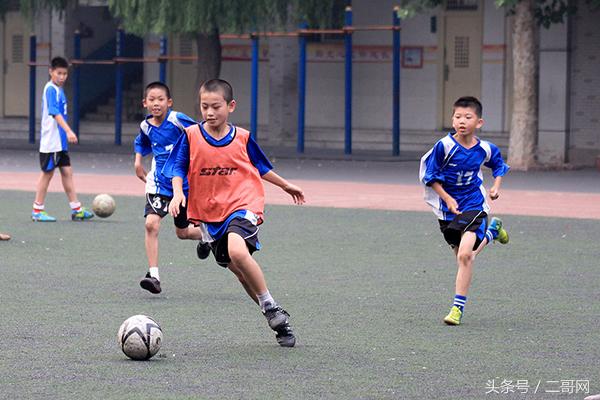 足球要从娃娃抓起,足球从孩子们抓起